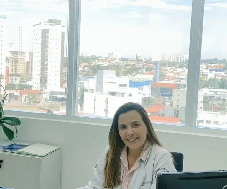 Dra. Lais Rizzato Rezende em consulta no consultório em Sorocaba