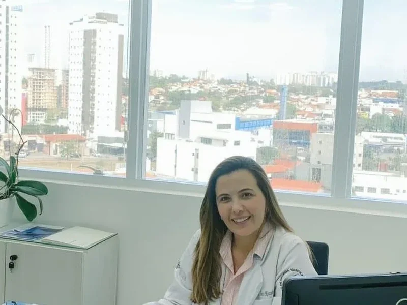 Dra. Lais no consultório