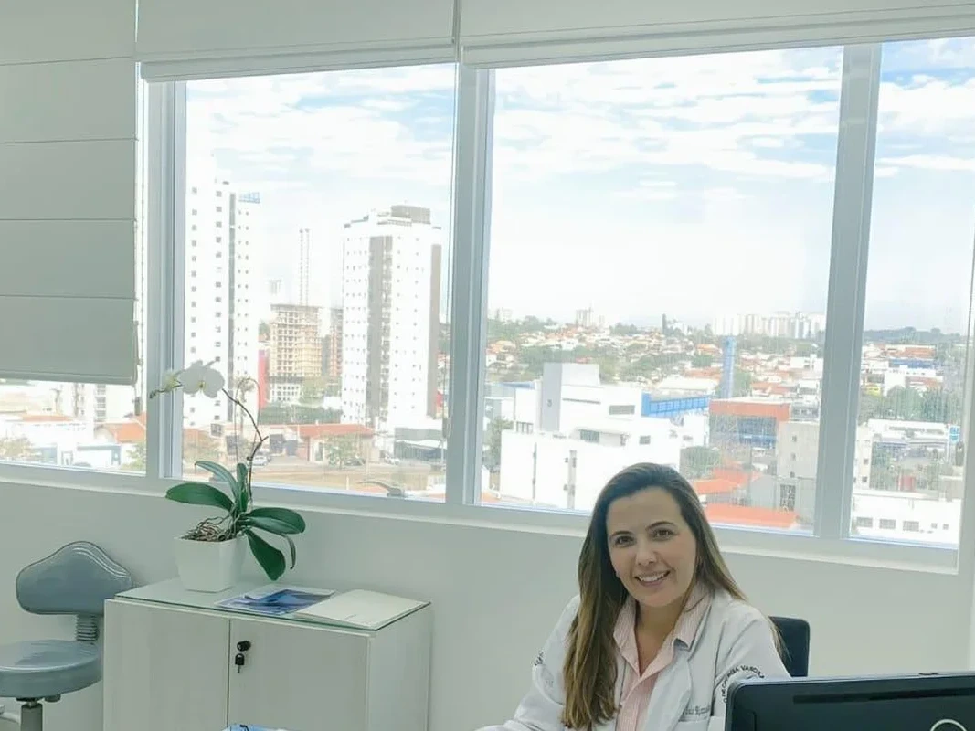 Foto da médica no consultório